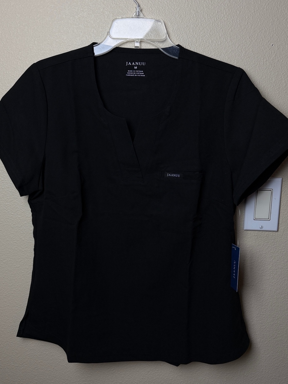 Jaanuu Scrubs Relaxed 1 Pocket Tuck-In Top NWT | Size M | Black